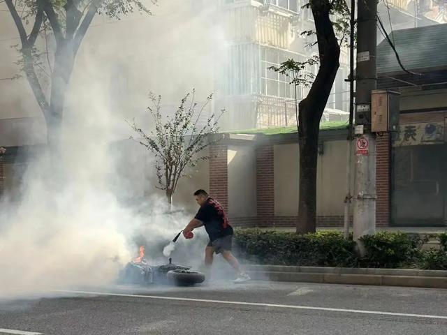 突发！电动车自燃，环卫工人火线救援5分钟化解险情！