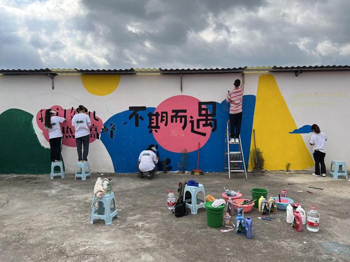 画笔绘就乡村振兴梦 贵州电子科技职业学院师生助力普贡村美丽蜕变