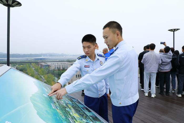 北京怀柔区总工会组织一线职工搭乘学习体验活动班车