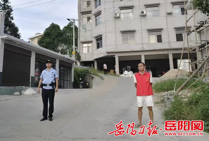 平江县余坪镇余坪中心小学：家校警联动，守护平安路