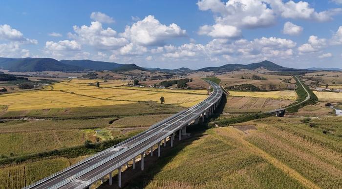 延长高速公路烟筒山至双阳西段建成通车