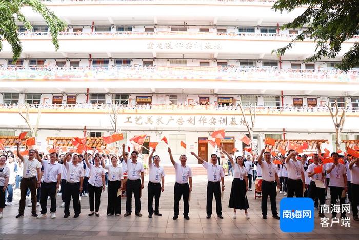 海南省华侨商业学校组织“万众一心绘蓝图，百米长卷颂祖国”百人绘画活动迎国庆