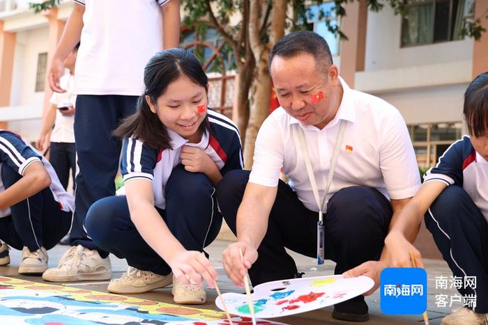 海南省华侨商业学校组织“万众一心绘蓝图，百米长卷颂祖国”百人绘画活动迎国庆