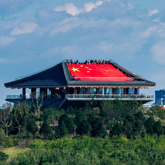 巨幅国旗飘扬南森观景台，铁路小站再现京苑铁路风貌