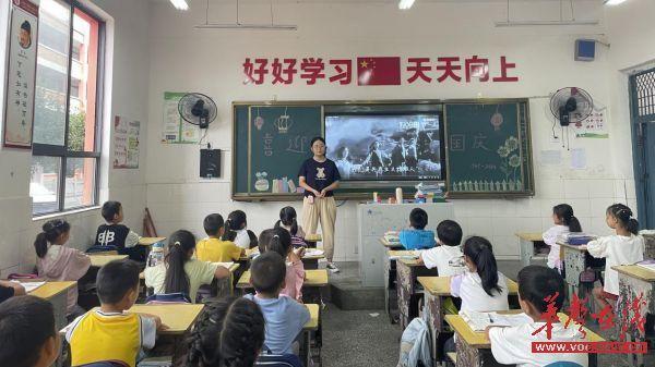 盛世华诞 举国同庆 永顺县灵溪镇第六完全小学开展主题班会