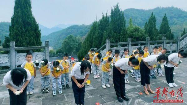 赓续红色血脉 凤凰县箭道坪幼儿园师生参加公祭活动