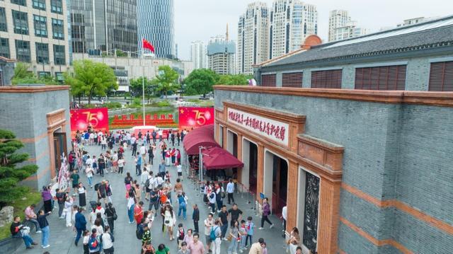 “祝伟大祖国生日快乐！”国庆节一早，上海这个地方热闹非凡