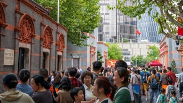 “祝伟大祖国生日快乐！”国庆节一早，上海这个地方热闹非凡