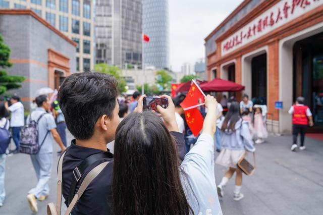 “祝伟大祖国生日快乐！”国庆节一早，上海这个地方热闹非凡