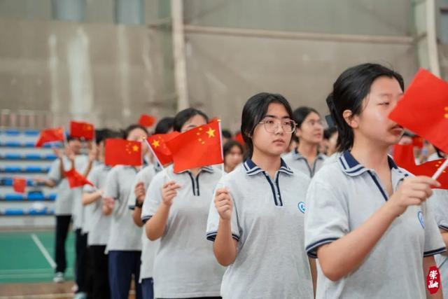 崇明中学师生与祖国同庆生