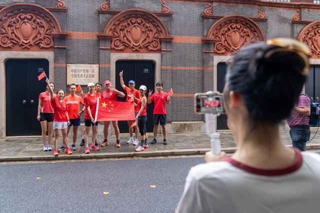 “祝伟大祖国生日快乐！”国庆节一早，上海这个地方热闹非凡