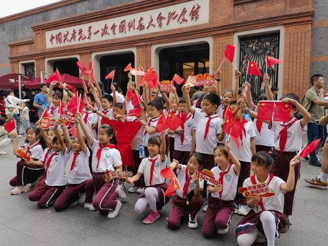 “祝伟大祖国生日快乐！”国庆节一早，上海这个地方热闹非凡