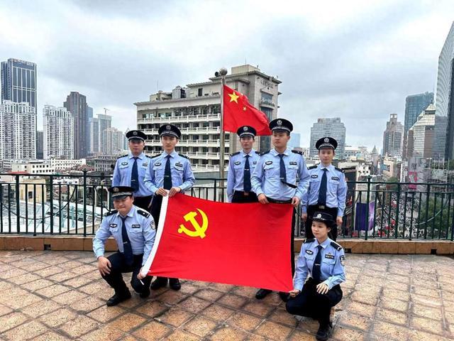 青年民警绮云阁重温红旗历史，以青春热血守护“中华商业第一街”