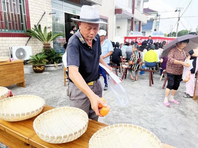 来，搬起小板凳，我们一起去宅基上听宣讲“路演”吧！