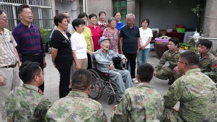 泰州姜堰：110岁老红军吴九成家庭院里的升国旗仪式