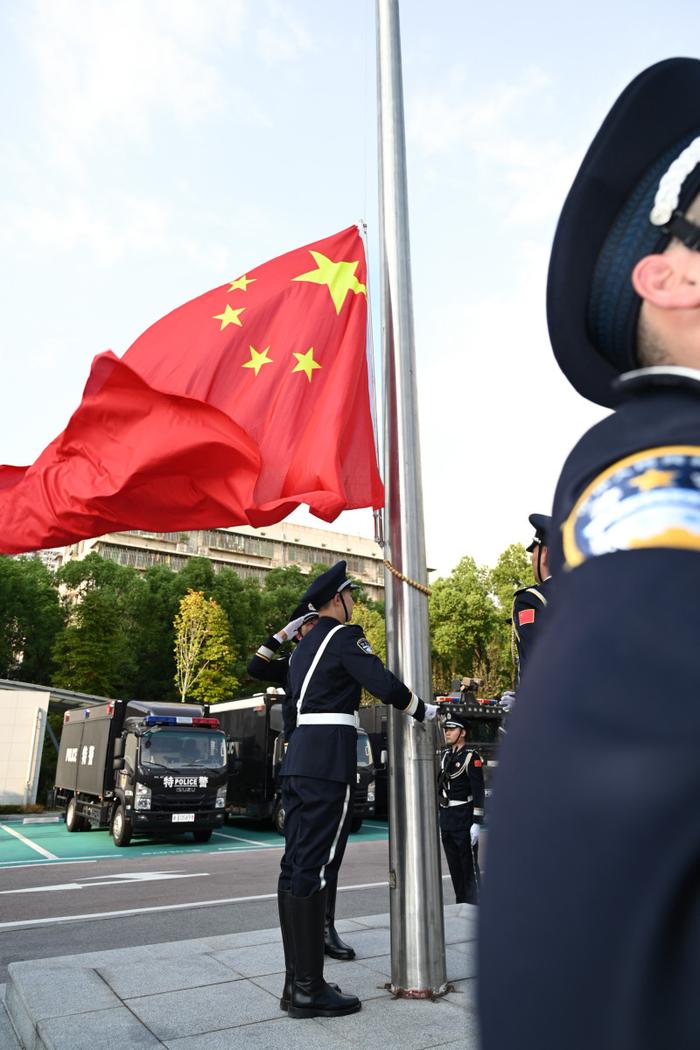 组图丨庆祝中华人民共和国成立75周年，长沙市公安局特巡警支队举行升国旗仪式