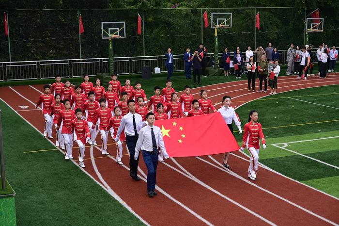 连续19年！成都这所小学用升国旗的方式迎国庆