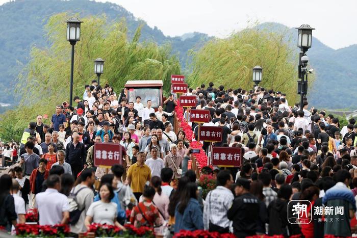 多图预警！国庆首日景区人从众，西湖断桥上全是人……