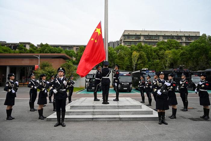 组图丨庆祝中华人民共和国成立75周年，长沙市公安局特巡警支队举行升国旗仪式