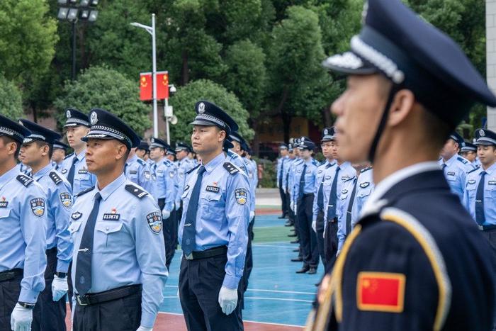 组图丨庆祝中华人民共和国成立75周年，长沙市公安局特巡警支队举行升国旗仪式