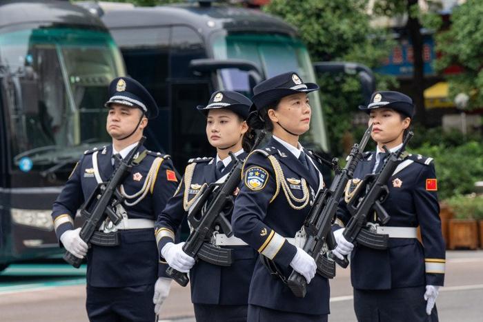 组图丨庆祝中华人民共和国成立75周年，长沙市公安局特巡警支队举行升国旗仪式