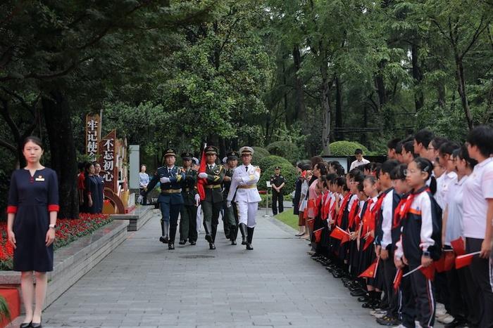 中共二大会址纪念馆举行“庆祝中华人民共和国成立75周年升旗仪式”