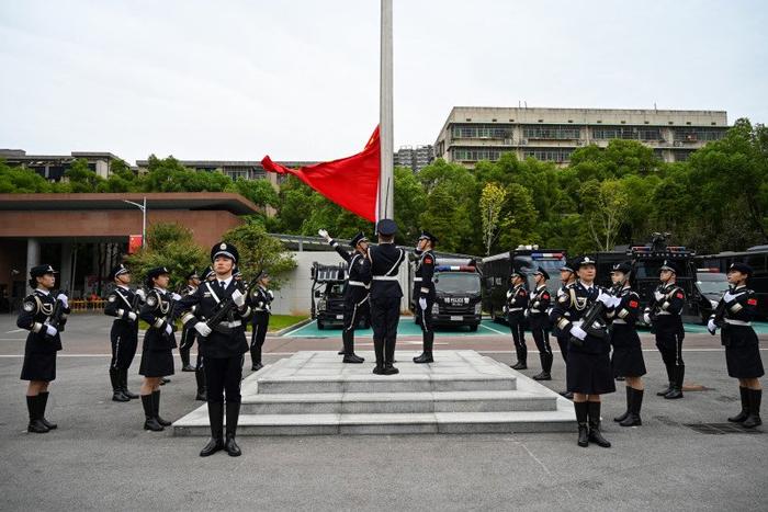 组图丨庆祝中华人民共和国成立75周年，长沙市公安局特巡警支队举行升国旗仪式