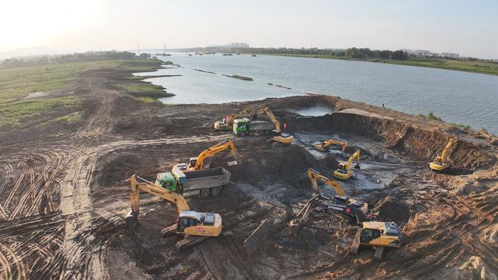 蚌埠靓淮河工程（席家沟—朝阳路桥段）建设者国庆坚守工地