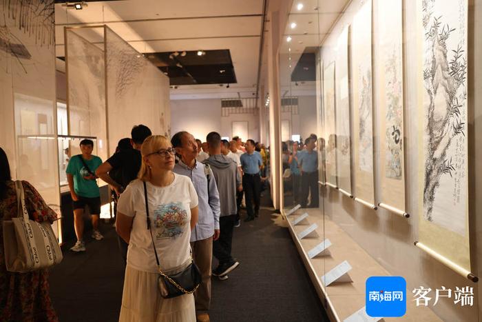 “尽携书画到天涯”书画特展省博开幕 展出68件/组书画精品