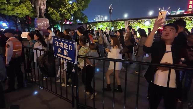 国庆首日外滩人潮涌动，警方高效管控保平安