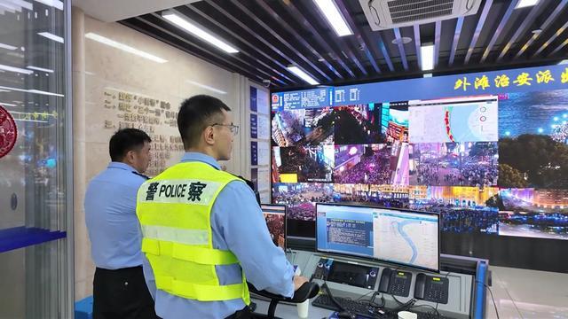 国庆首日外滩人潮涌动，警方高效管控保平安