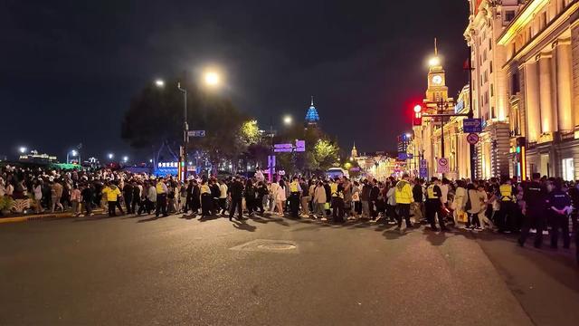 国庆首日外滩人潮涌动，警方高效管控保平安