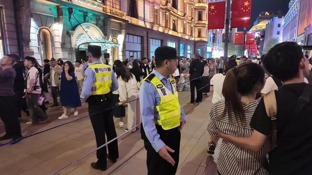 国庆首日外滩人潮涌动，警方高效管控保平安