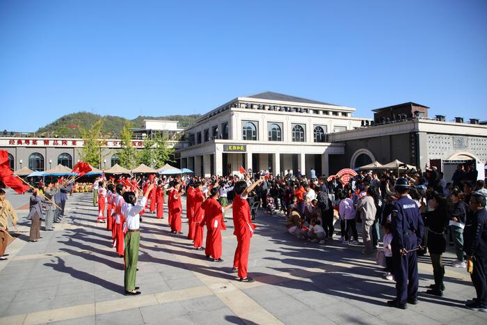 陕西延安：巨幅国旗下共唱《我和我的祖国》 红色文旅受追捧