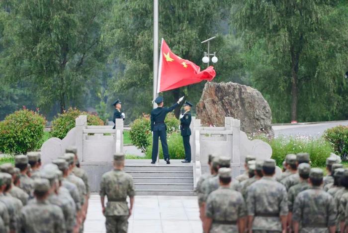 国庆时刻 | 最爱那抹红，今天我与国旗合个影