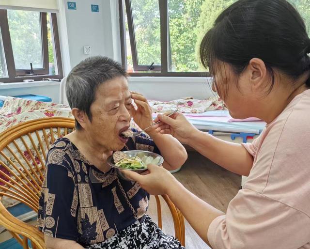 养老服务记｜这个国庆，她们依旧“不回家”