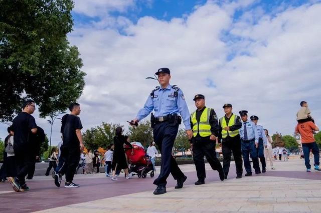 长假里国际旅游度假区再迎大客流，浦东警方全力做好服务保障