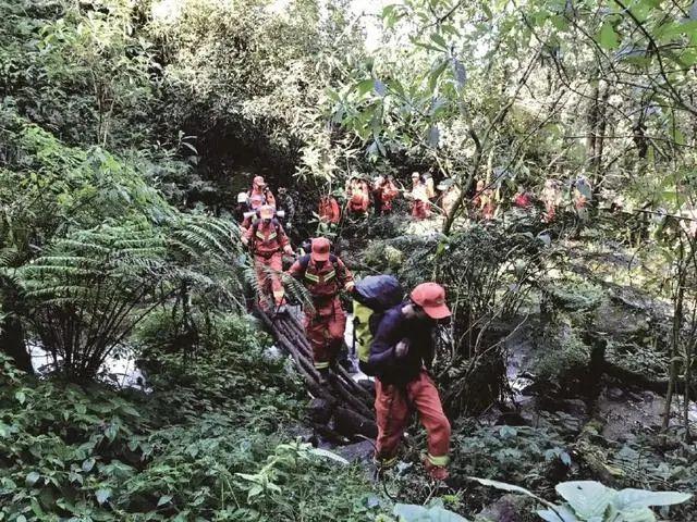 在哀牢山拍写真引热议，当事人回应：是开放景区！多人曾失联遇难，官方紧急发布3条提醒