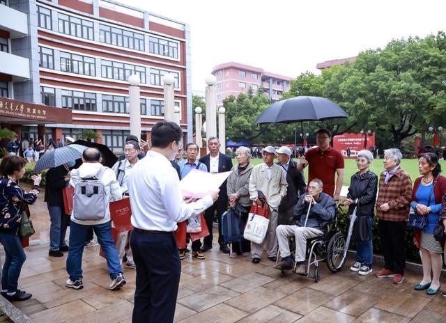 “云返校”啦！TA们一起庆祝70岁生日