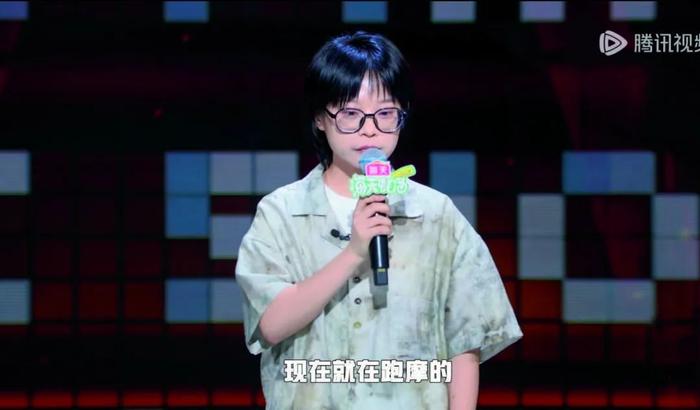 哲学硕士大国手在《脱友》中讲了自己跑摩的赚钱的经历。图片来源/腾讯视频节目截图