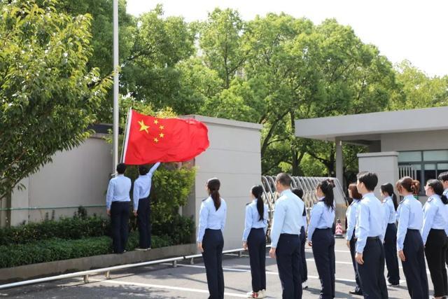 国庆节后上班首日：上海各级税务机关举行升国旗仪式