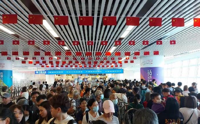 国庆香港喜迎内地游客超121万！丨香港一日