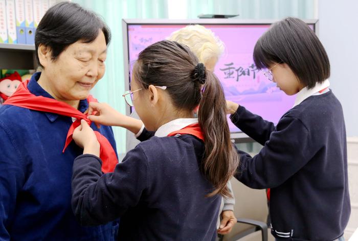 二七区建新街小学“重阳节”活动生动开展