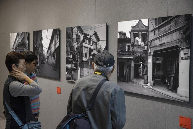 “上海老城厢——曹建国大画幅摄影展”亮相市群艺馆