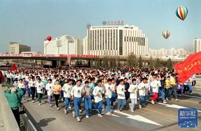 国社之镜·世纪光影丨从全民健身到全民健康，新华社记者镜头记录下跃动的中国