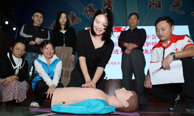 1000多名师生学习应急救护知识