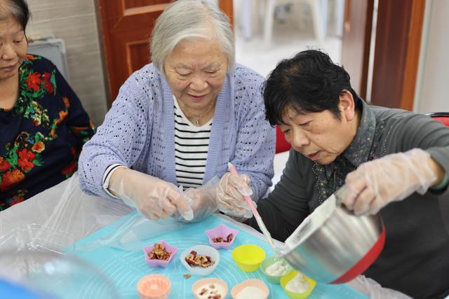 九九金秋敬老心，蓝骑士上门送真情