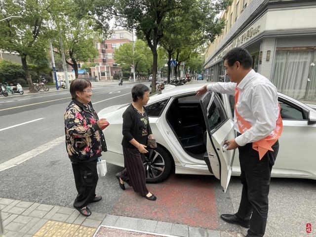 社区餐饮店设宴，网约车司机接送，上海这个社区的百位老人共享重阳团圆宴