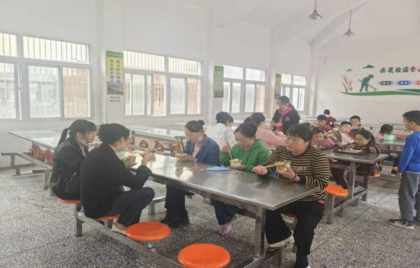 房县窑淮镇铺沟小学食堂开放日让家长见证放心校园餐饮