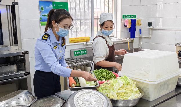 湖北省竹山县深河市场监管所：“你点我检”进校园 护航师生饮食安全